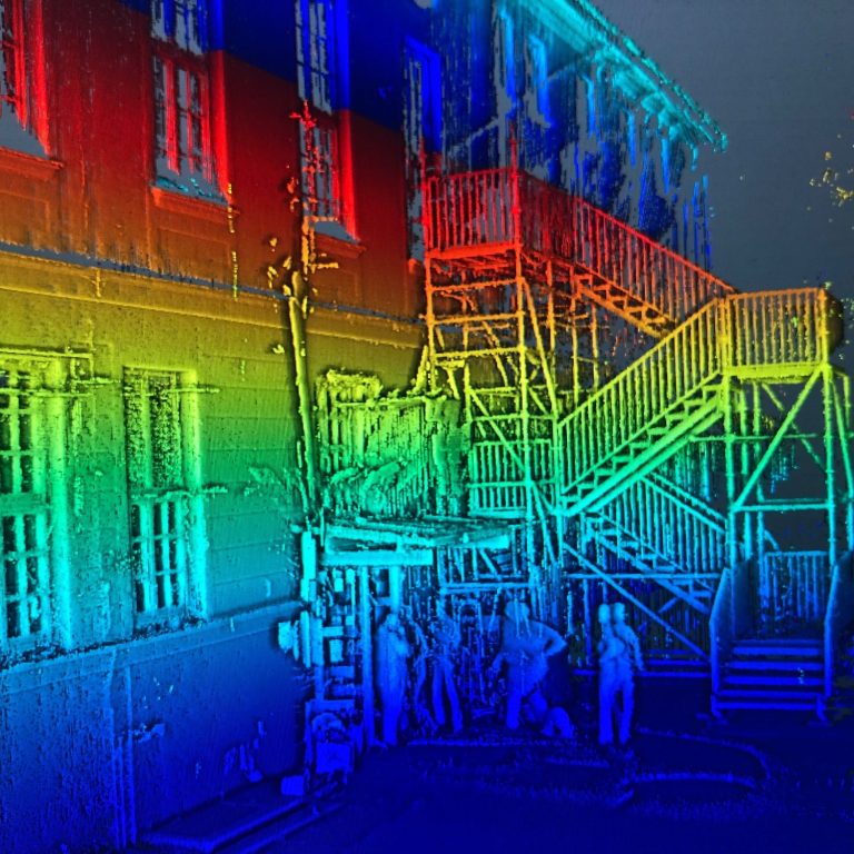 Punktwolke einer Fassade Darstellung eines Gebäudes mit bunter 3D-Laserscanning-Daten und einer Treppe.